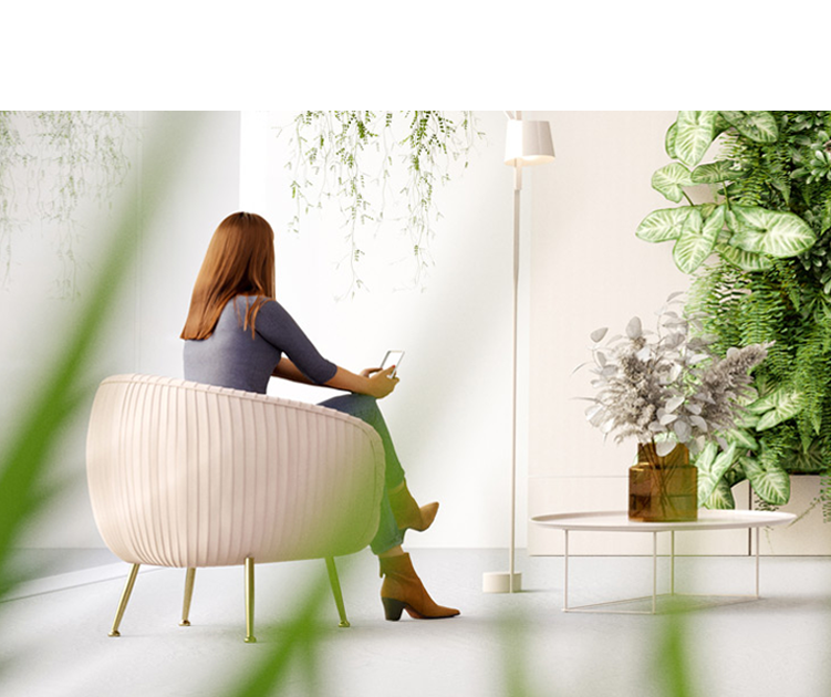 Femme assise à l'intérieur d'un bureau écologique